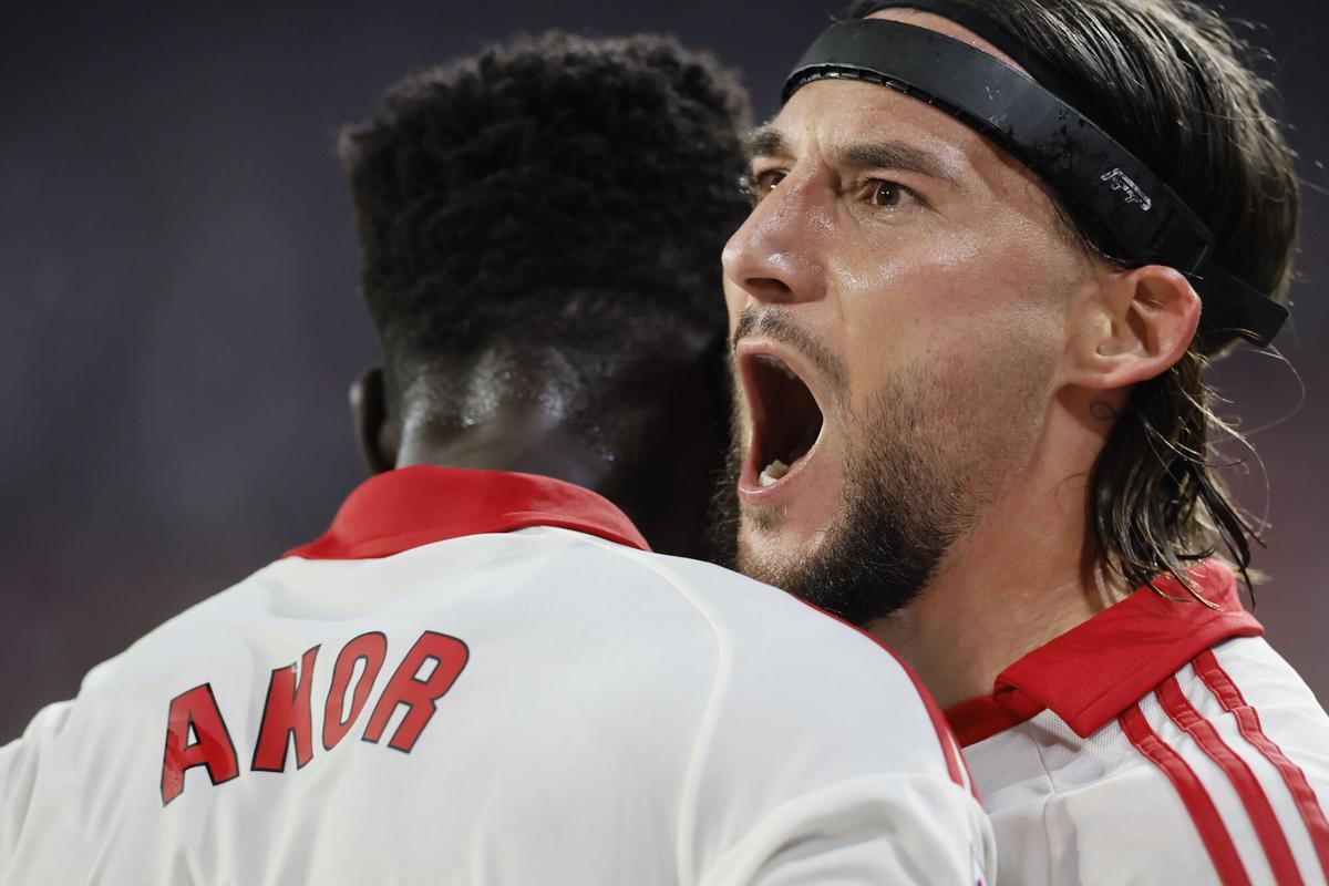 El defensa del Sevilla Nemanja Gudelj (d) celebra con Akor Adams tras marcar el 2-1, durante el partido de LaLiga de fútbol que Sevilla FC y Atlético de Madrid disputan en el estadio Ramón Sánchez-Pizjuán.