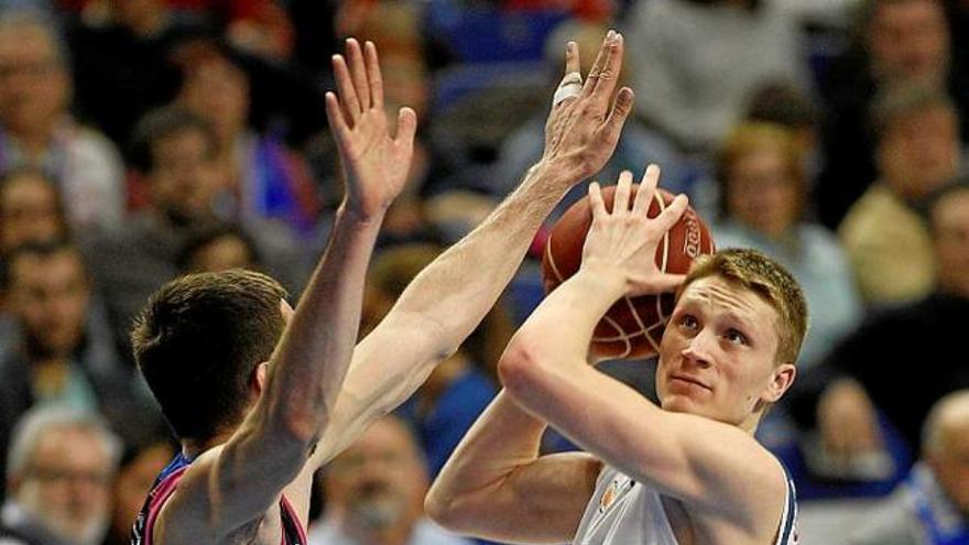 Marius Grigonis en un partit de la lliga passada contra l&#039;Estudiantes