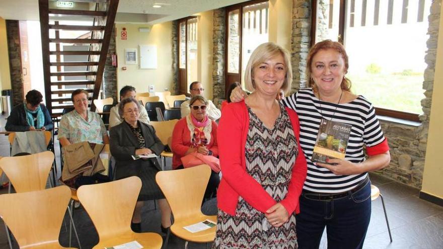 Ana Paz Paredes (derecha), junto a la concejala de Cultura, Victoria Zarcero, ayer, en La Caridad.