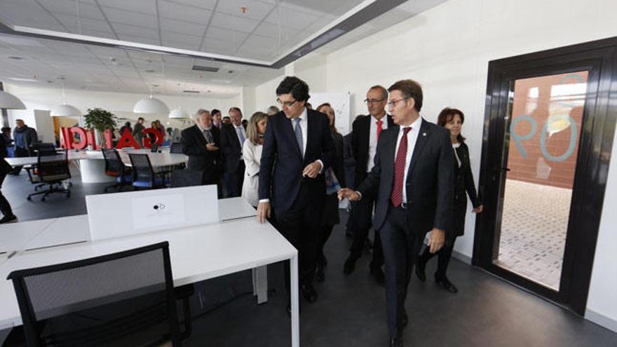 Feijóo, López-Cháves y Juan González, en la inauguración del centro. // R. Grobas