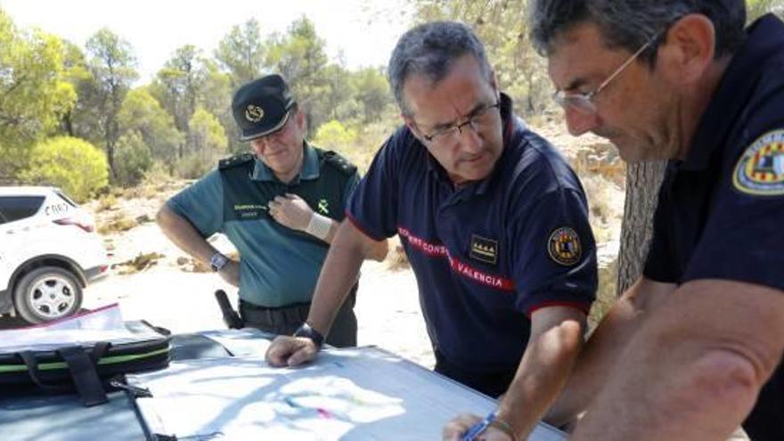 Miembros de Bomberos y de la Guardia Civil organizan las labores de búsqueda.