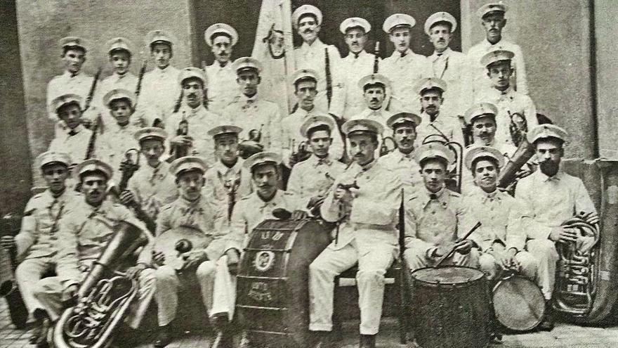 La Unió Artística Musical
d’Ontinyent en 1974, amb
José María Ferrero. a.m.llum