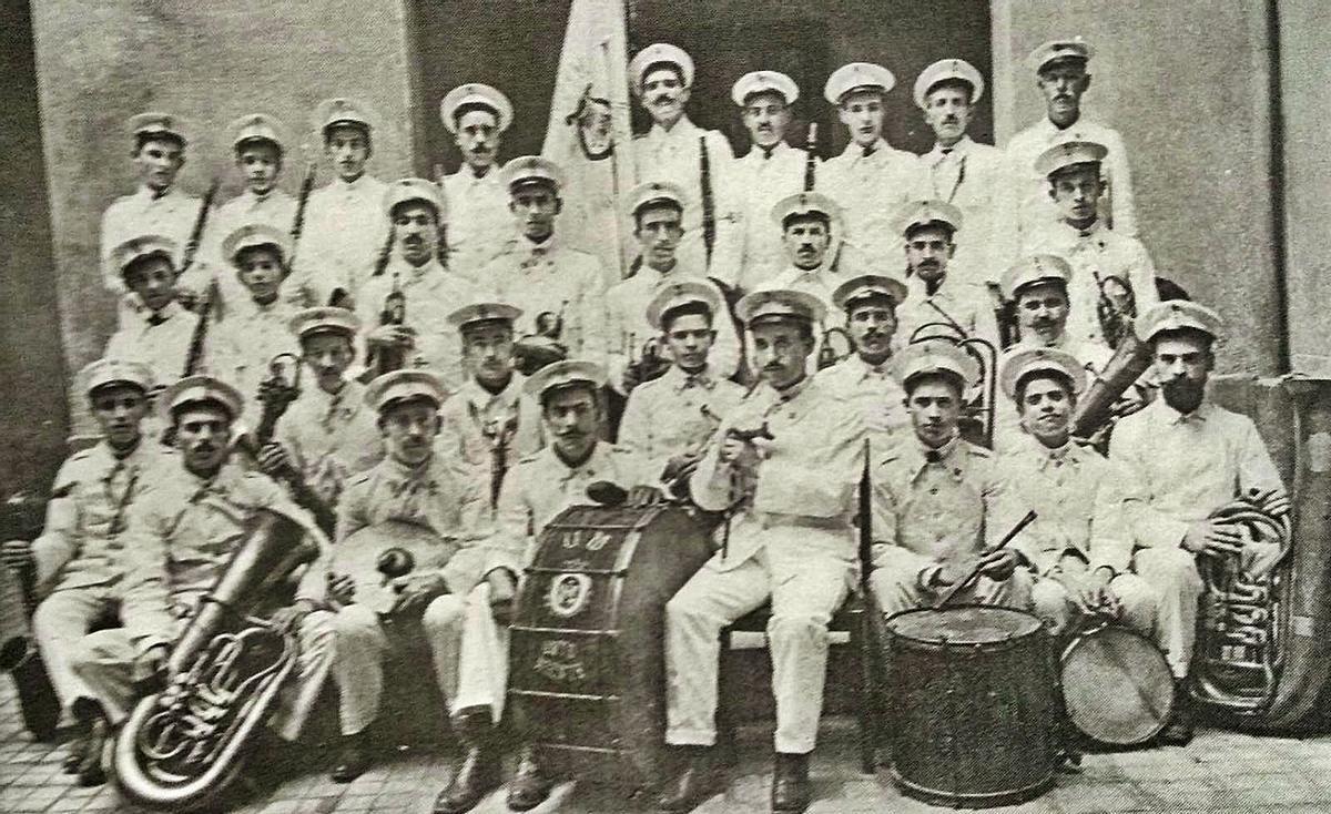 La Unió Artística Musicald’Ontinyent en 1974, amb José María Ferrero.  a.m.llum