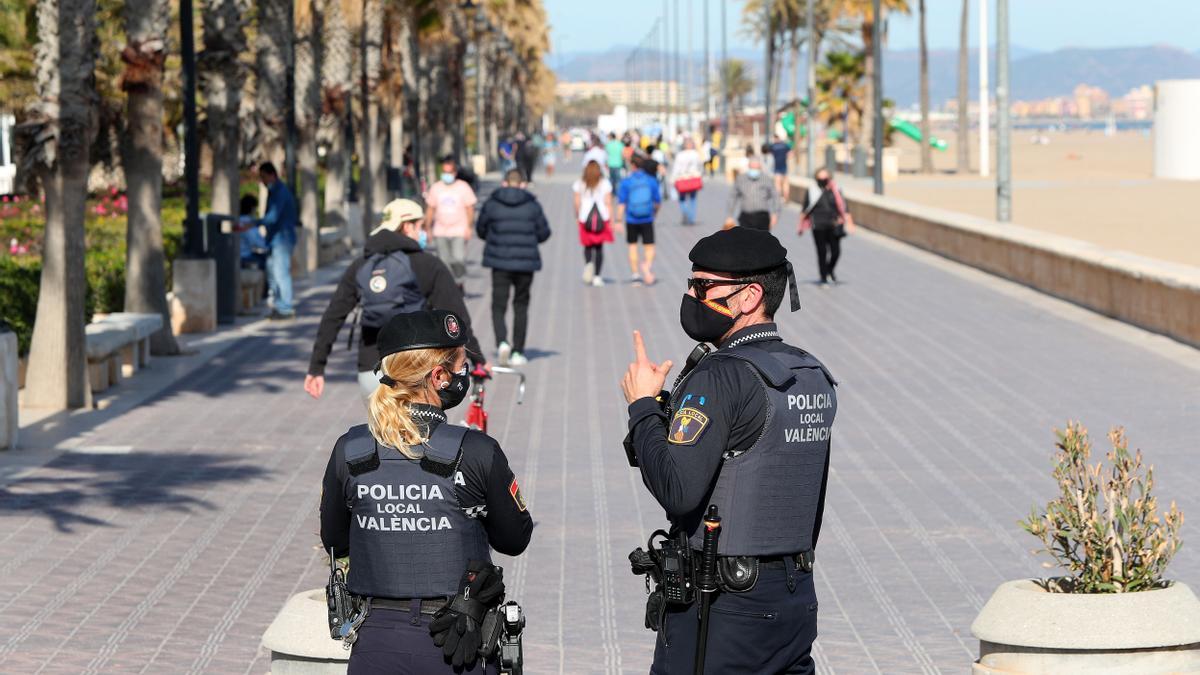 Dos agentes de policía local vigilan el paseo de la Malva-rosa.