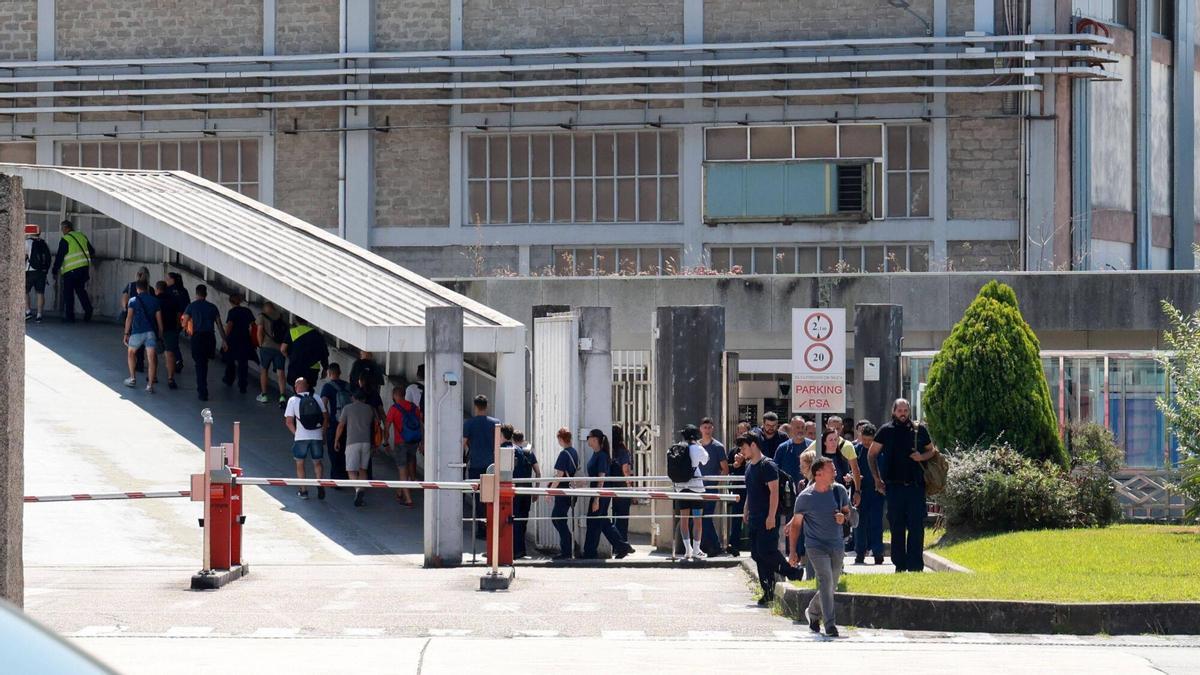 Trabajadores de la fábrica Stellantis Vigo en el cambio de turno.