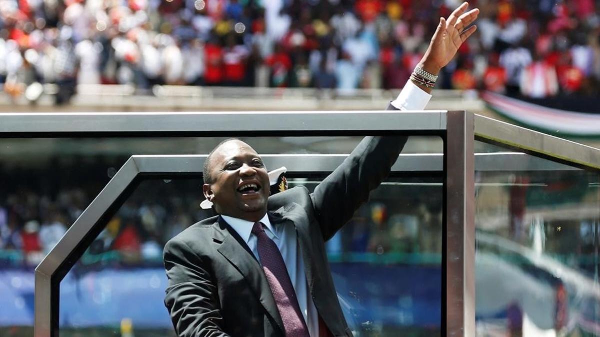 Uhuru Kenyatta jura su cargo como presidente para los próximos cinco años en el estadio Kasarni en Nairobi.