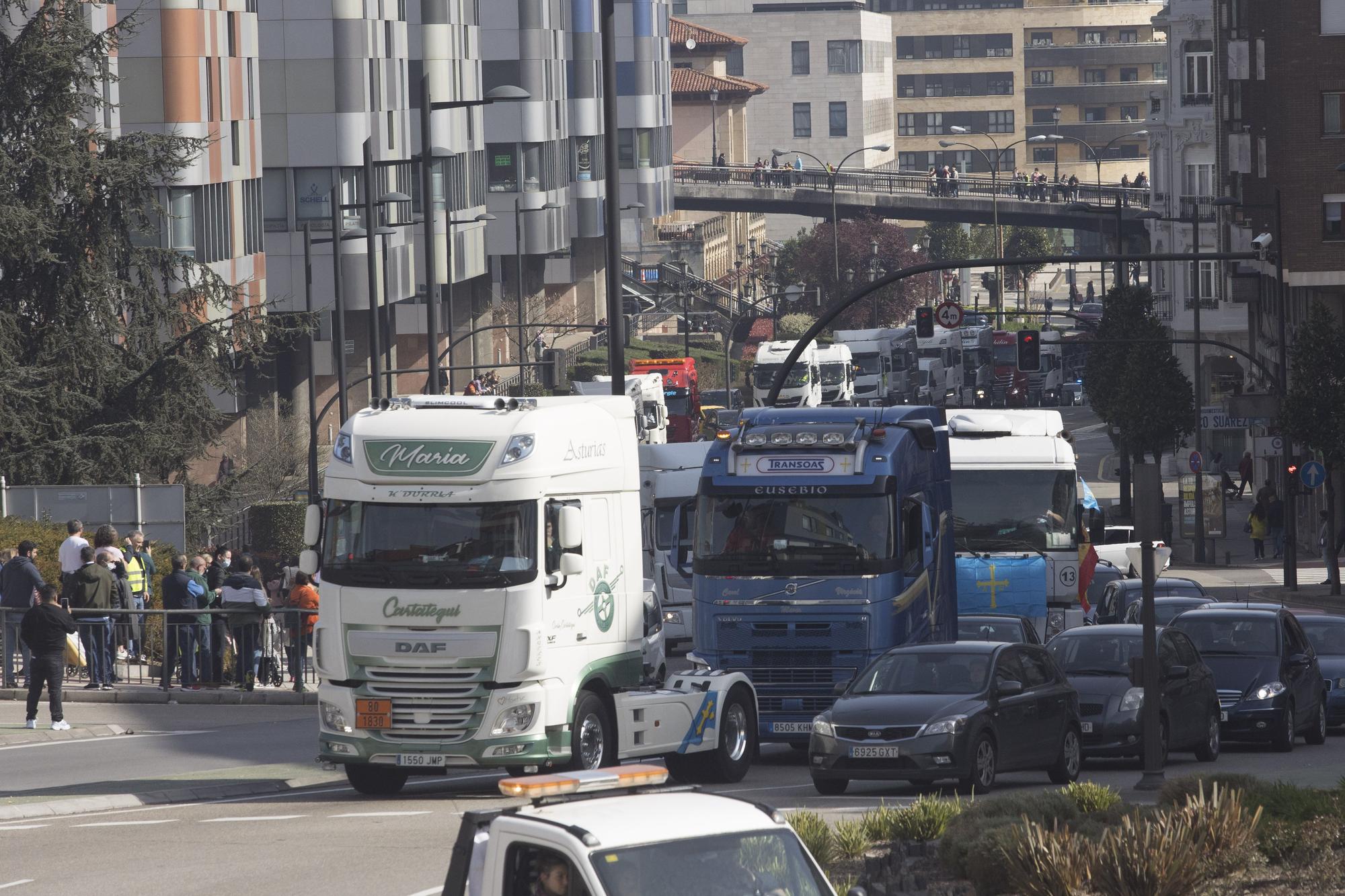 EN IMÁGENES: Los transportistas inundan las calles de Oviedo de camiones para visibilizar su protesta
