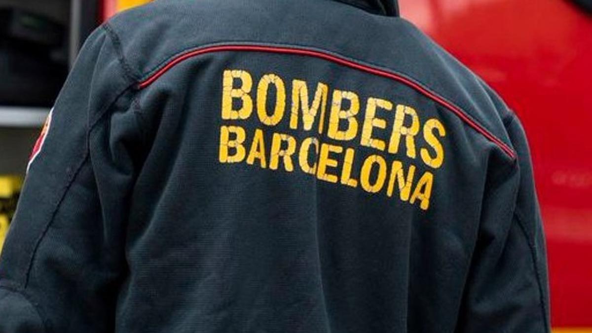 Los Bomberos de Barcelona han participado en el desalojo de la vivienda de Gràcia afectada por la caída de un muro interior.