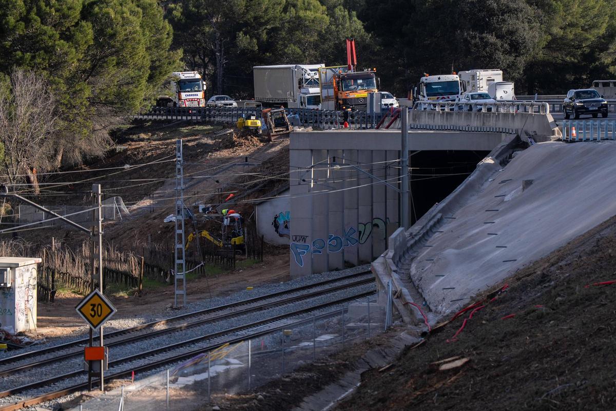 Las vías de la R4 en Gelida, con el talud que se desprendió el 20 de enero, posteriormente reparado