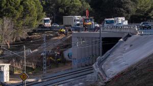Las vías de la R4 en Gelida, con el talud que se desprendió el 20 de enero, posteriormente reparado