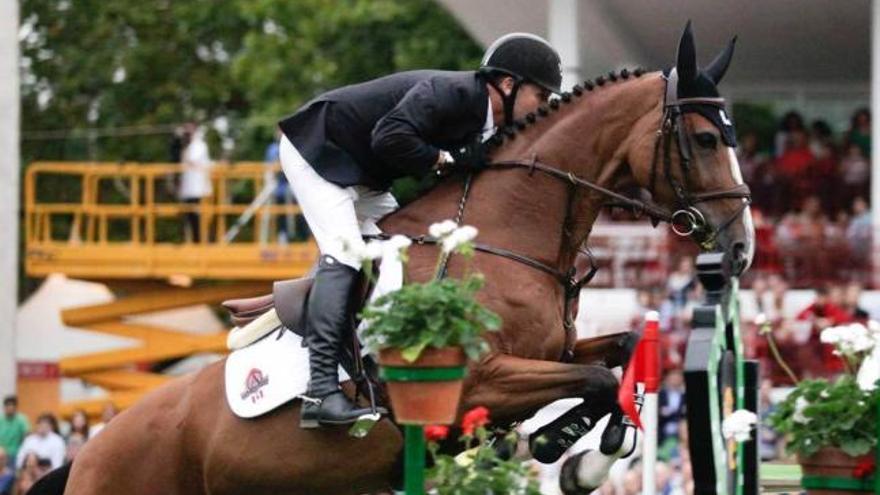 Eric Lamaze, con &quot;Fine Lady V&quot;, supera un obstáculo.