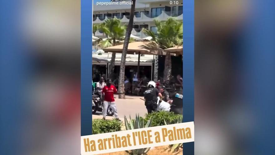 Hier geht die Ortspolizei an der Playa de Palma mit Schlagzstöcken gegen Migranten vor