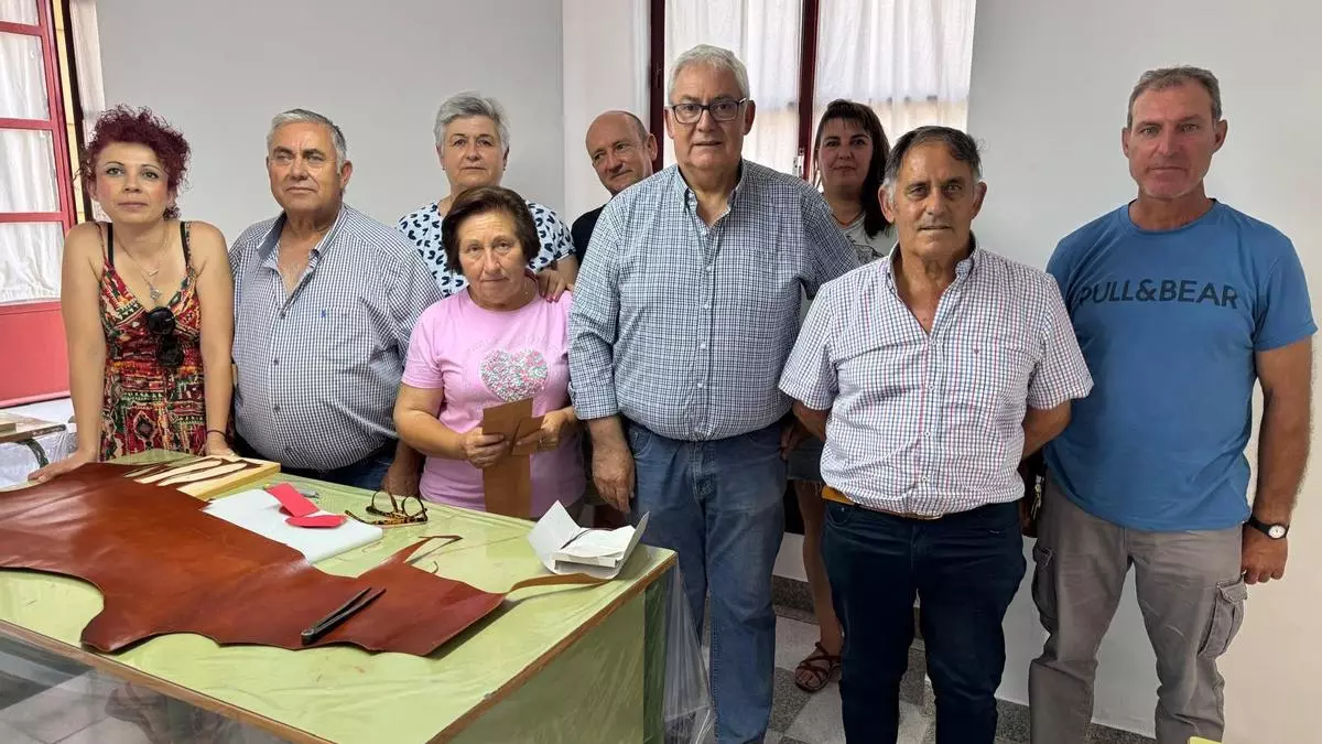 El maestro artesano Joaquín Berral imparte en Montilla un taller de guarnicionería tradicional