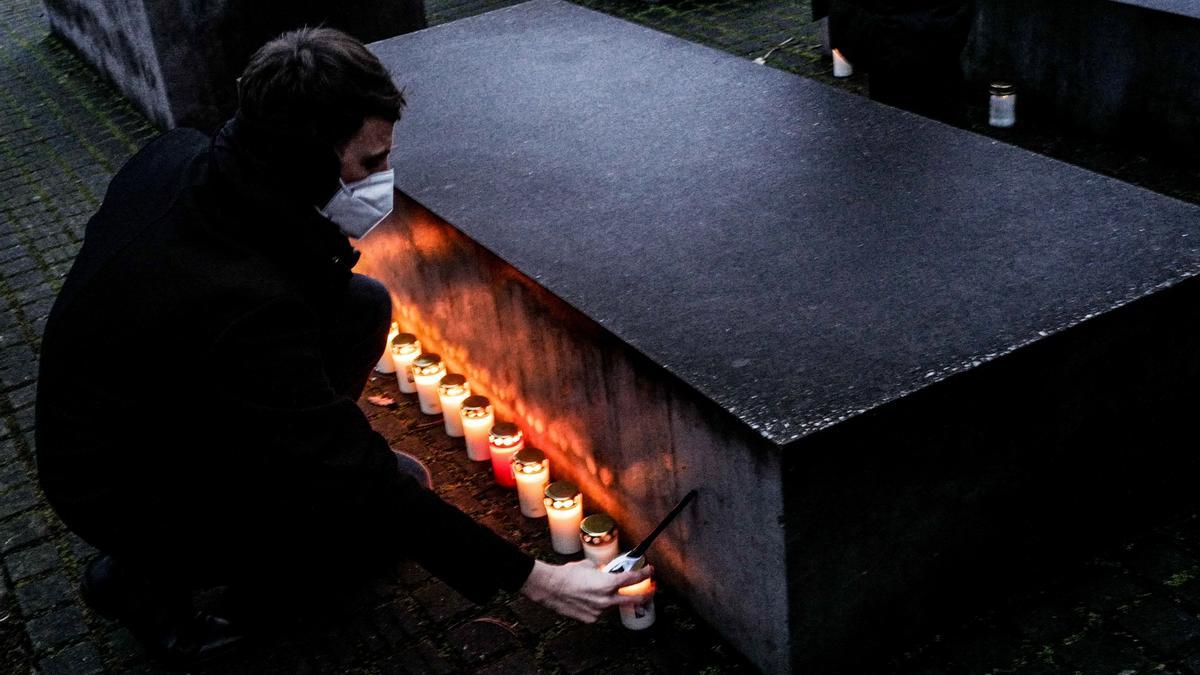 Un hombre enciende velas en un Memorial del Holocausto a los judíos asesinados de Europa.