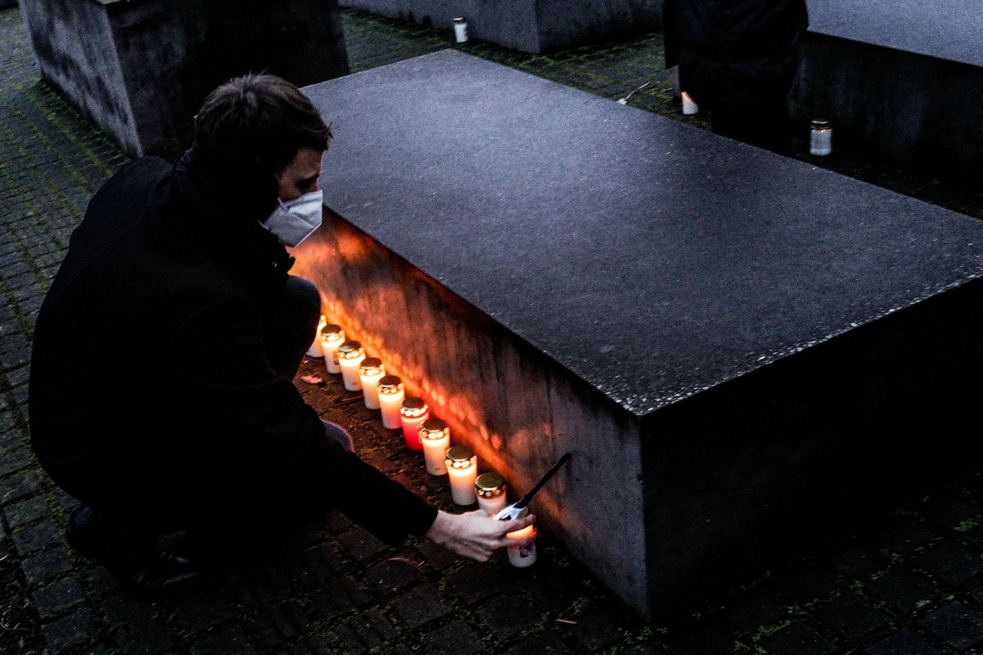 Un hombre enciende velas en un Memorial del Holocausto a los judíos asesinados de Europa