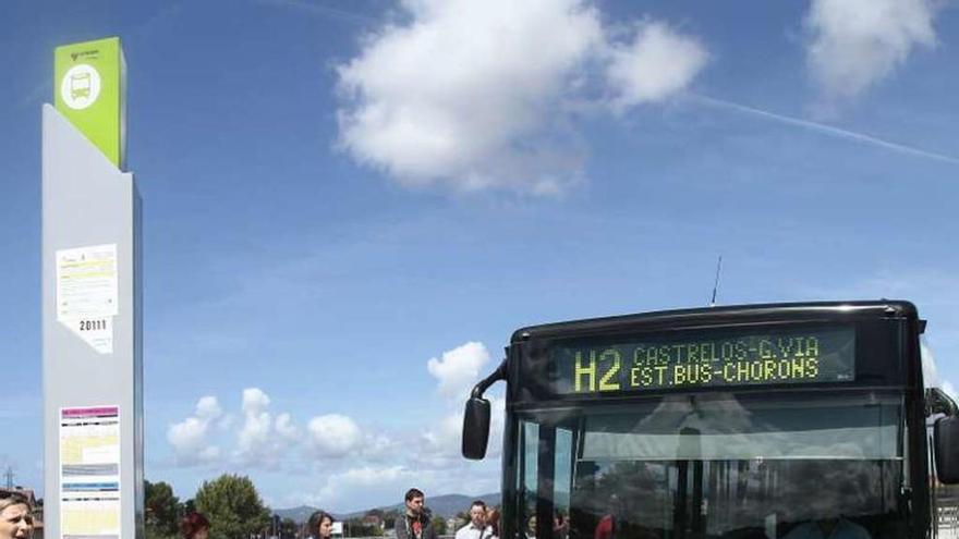 Un bus de Vitrasa, en la parada del Álvaro Cunqueiro. // Adrián Irago