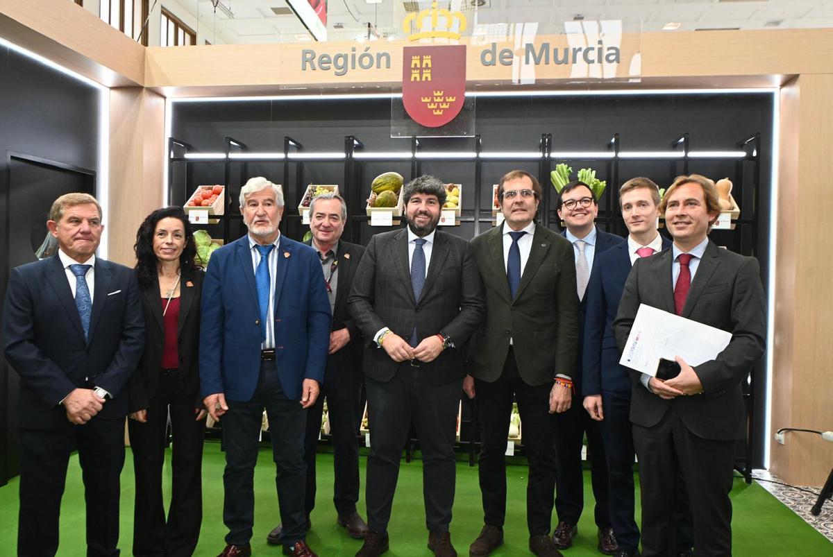 El presidente Fernando López Miras, con algunas de los máximos representantes del sector cooperativo, agroalimentario y empresarial de la Región.
