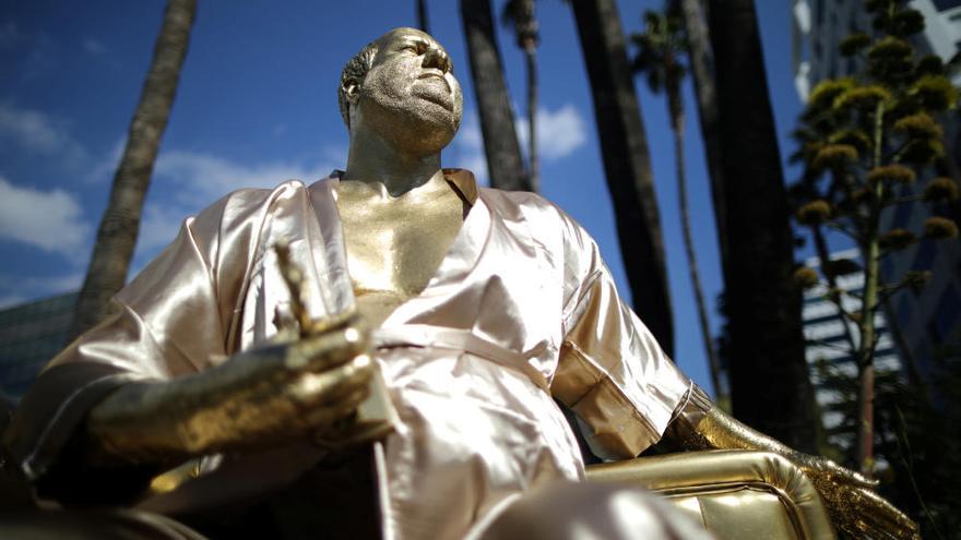 Una estatua de Harvey Wenstein denuncia en el Paseo de la Fama el acoso sexual a mujeres