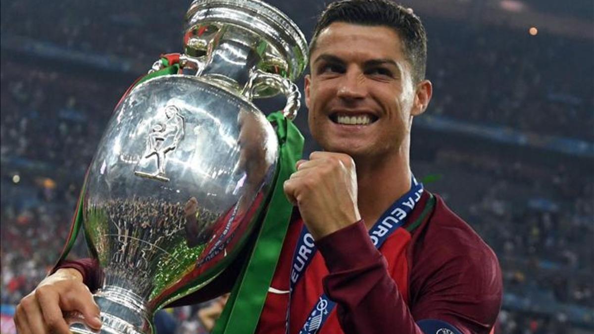 Cristiano Ronaldo abraza el trofeo que acredita a Portugal como nueva campeona europea