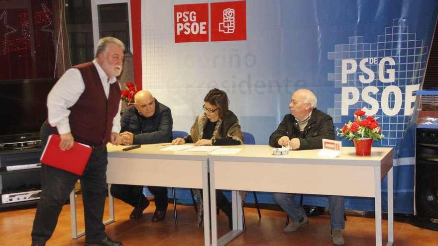 Alfredo Iglesias, en una de las últimas asambleas celebradas en Cangas. // Gonzalo Núñez