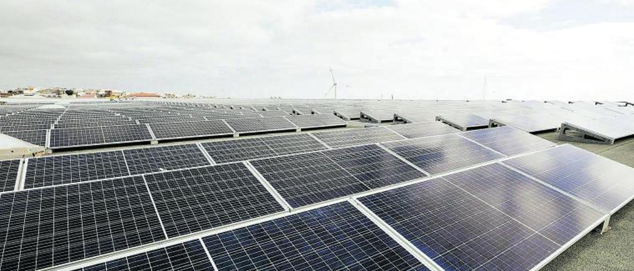 Instalación fotovoltaica sobre la cubierta de uno de los inmuebles propiedad de Hiperdino. | | E.D.