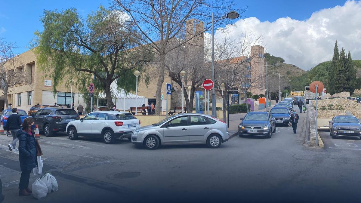 La cola de coches de vecinos que acuden a hacerse la prueba de antígenos en el centro de salud de Xàbia