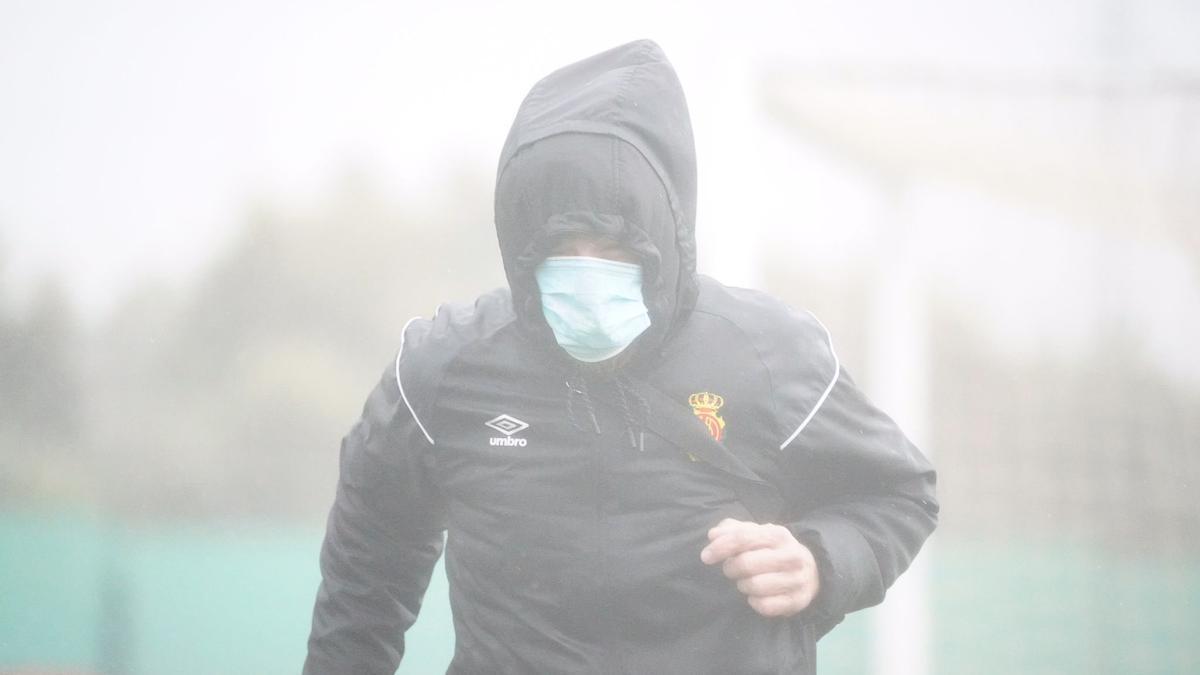 Luis García, esta mañana, durante la fuerte tormenta que ha azotado toda la isla.