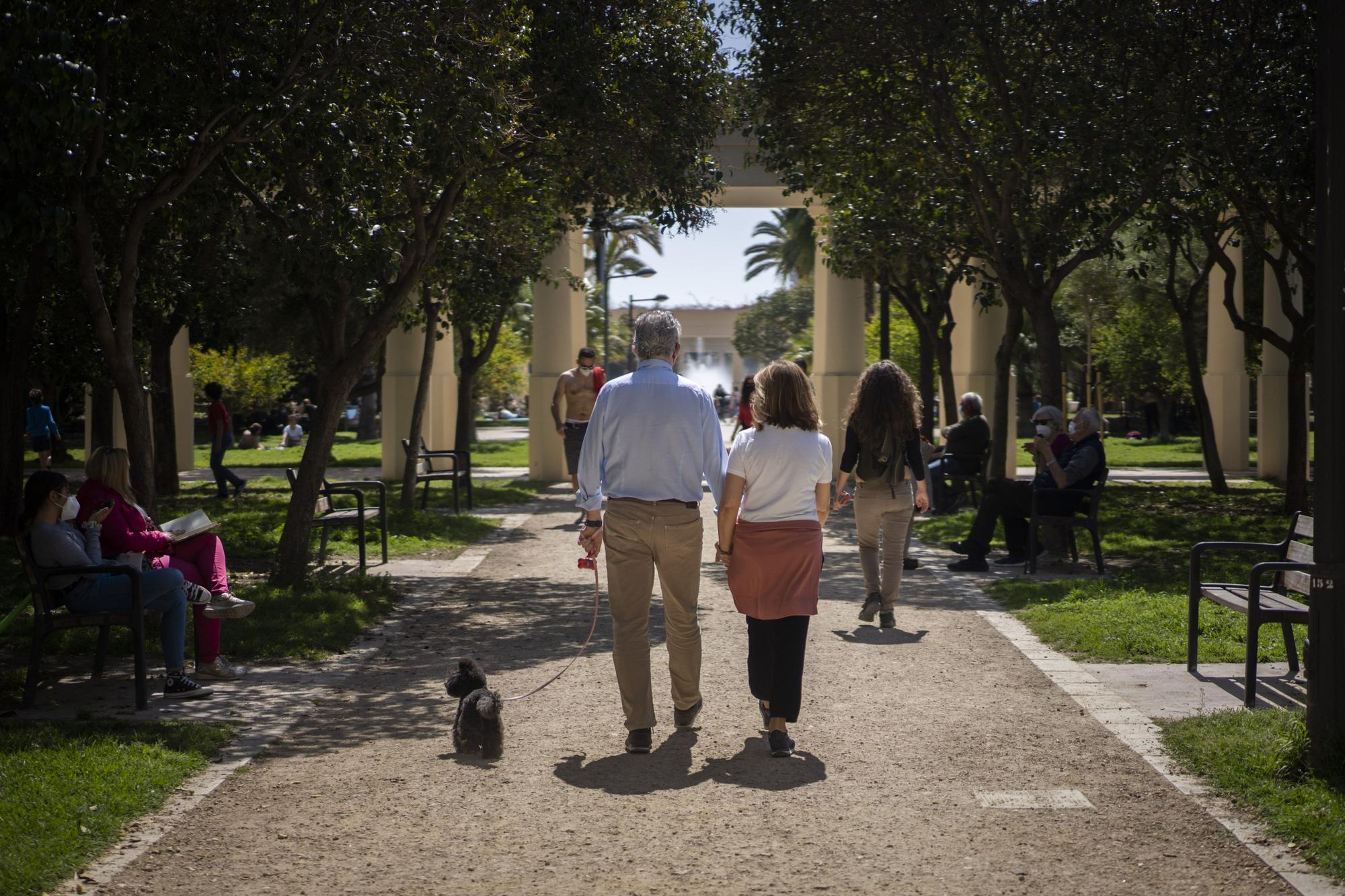 Los valencianos se lanzan a la calle en un soleado lunes de Pascua