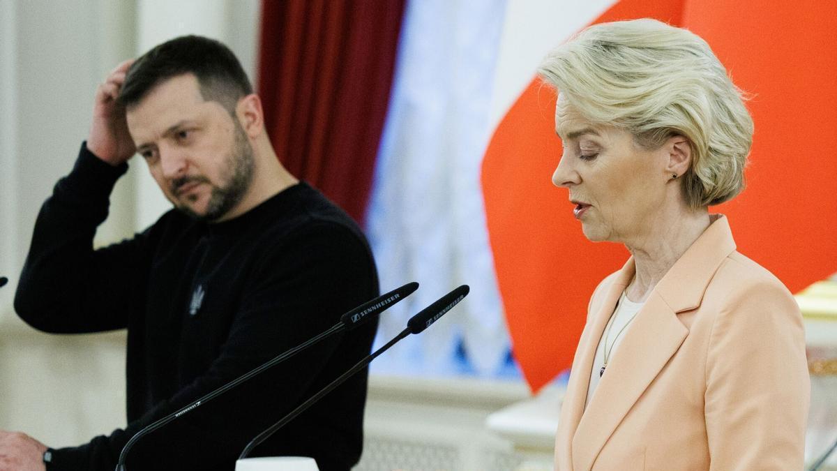El presidente de Ucrania, Volodímir Zelensky, y la presidenta de la Comisión Europea, Ursula von der Leyen, durante un encuentro en Kiev.