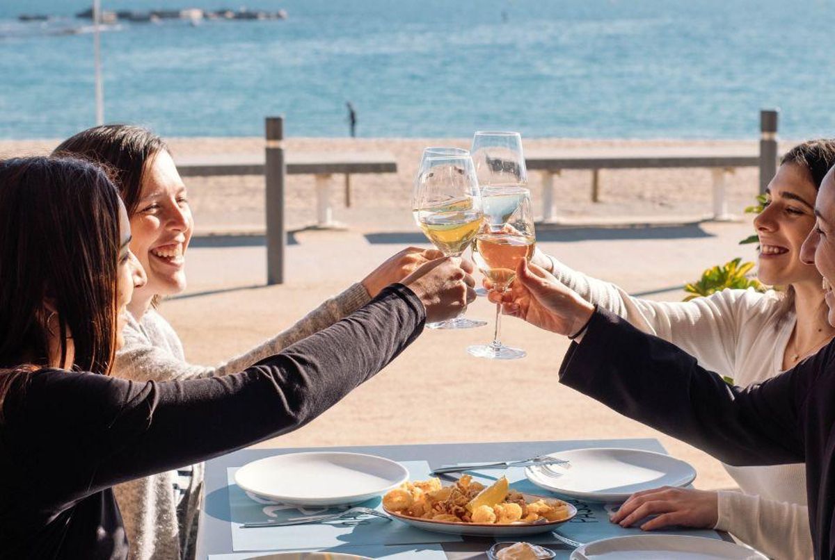Un grupo brinda en la terraza de Xiroi