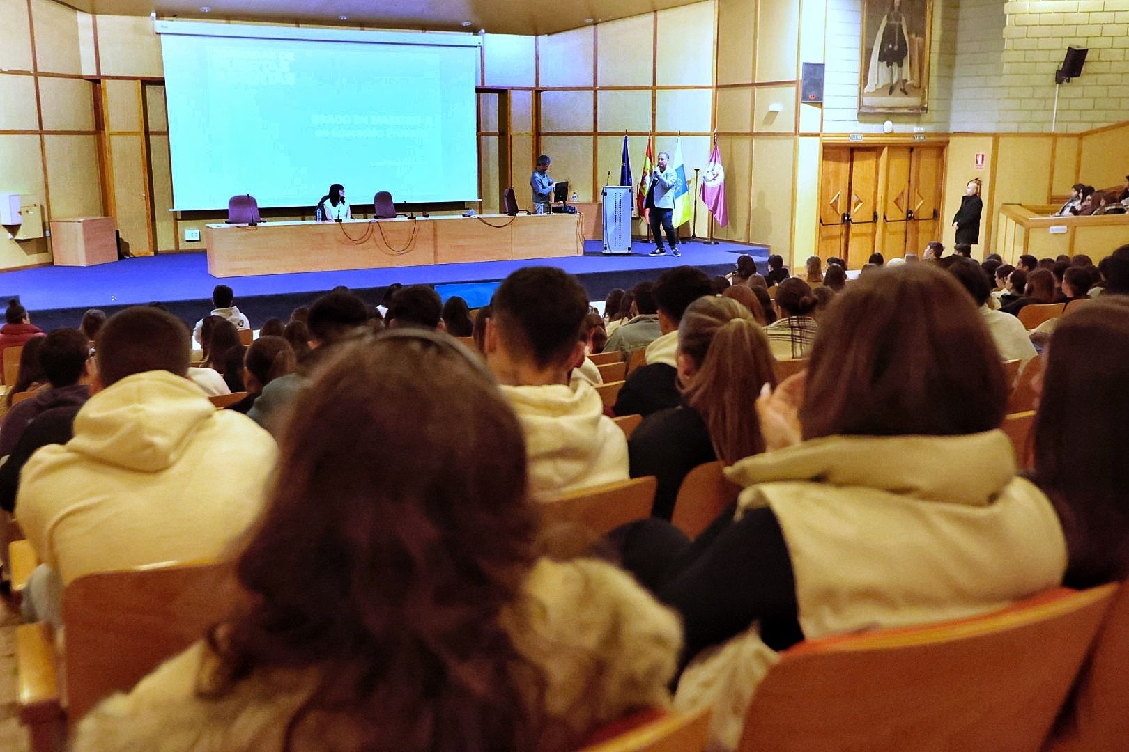 Decenas de alumnos en el Aulario General del Campus Guajara