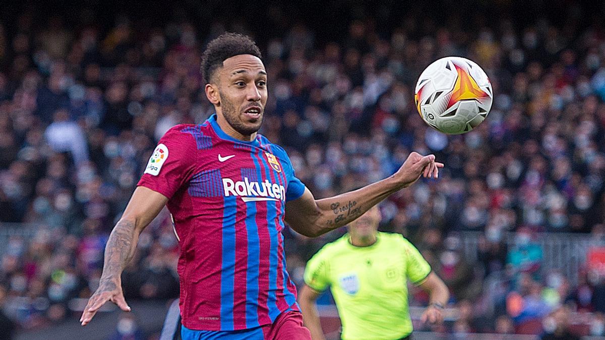 Aubameyang persigue el balón en el Barça-Atlético en el Camp Nou.