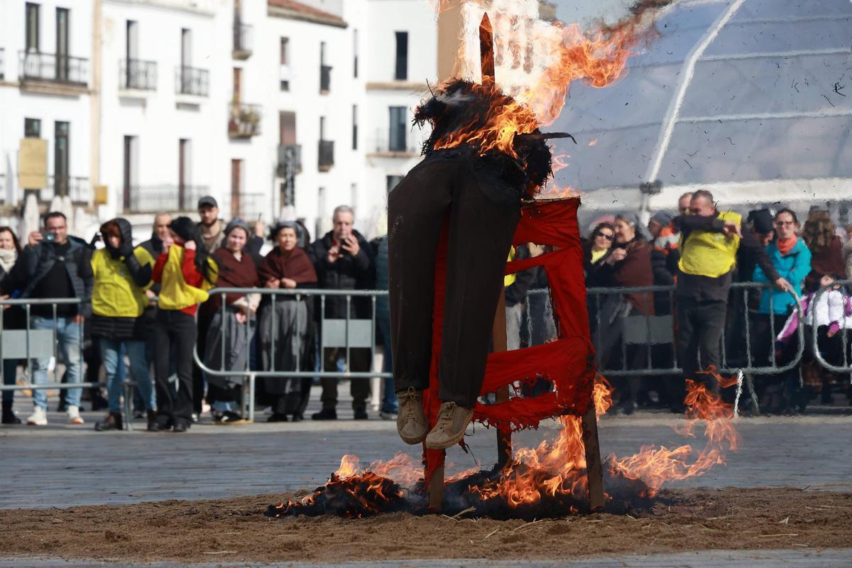 Galería | Así fue la fiesta de Las Lavanderas y la quema del Pelele de Cáceres Galería | Así fue la fiesta de Las Lavanderas y la quema del Pelele de Cáceres
