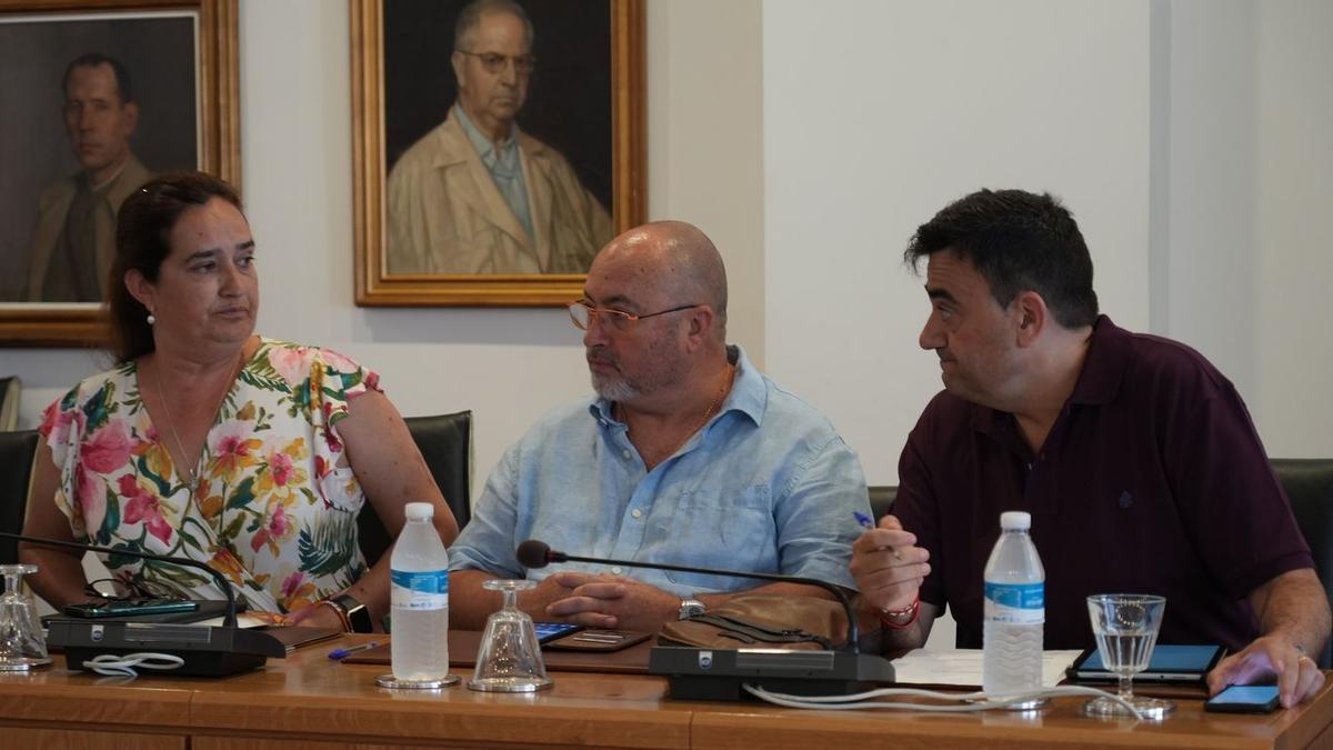El ya exedil de Vox en Vila-real, Manu Rubert (centro) junto a la portavoz de la formación, Irene Herrero; y el concejal Fernando Archela.