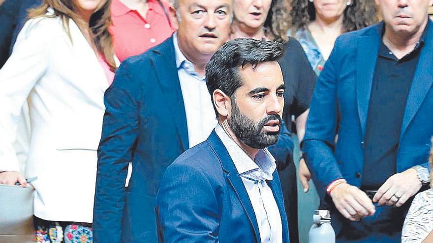 El síndic del PSPV, José Muñoz, acude al pleno de les Corts.