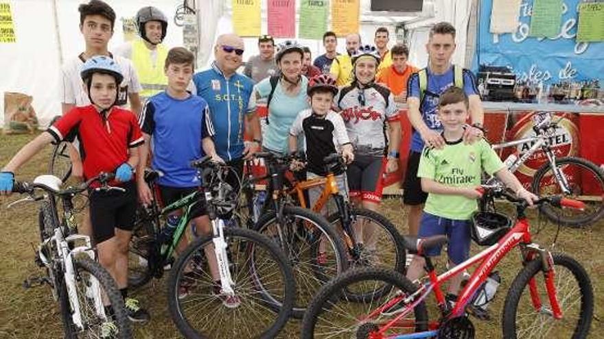 La vuelta a Porceyo en bici: los jóvenes conocen la parroquia