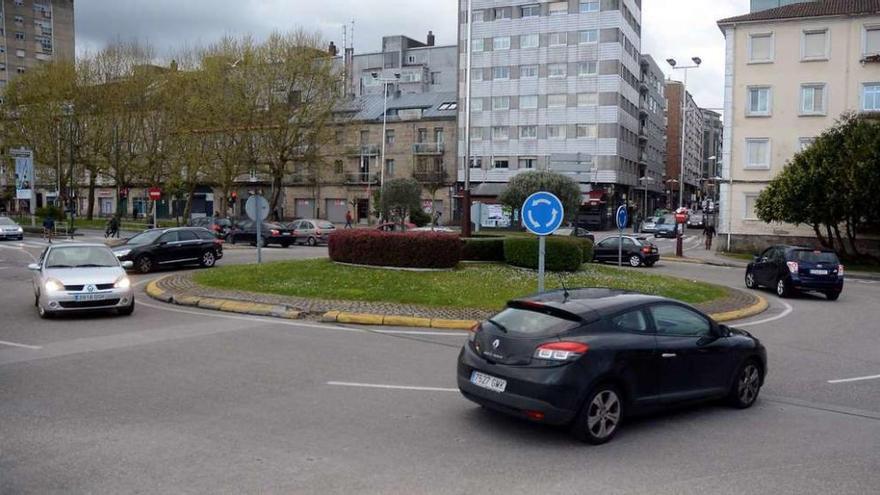 La rotonda del puente de Santiago, en la avenida de Buenos Aires, es la que acumula un mayor número de accidentes. // Rafa Vázquez