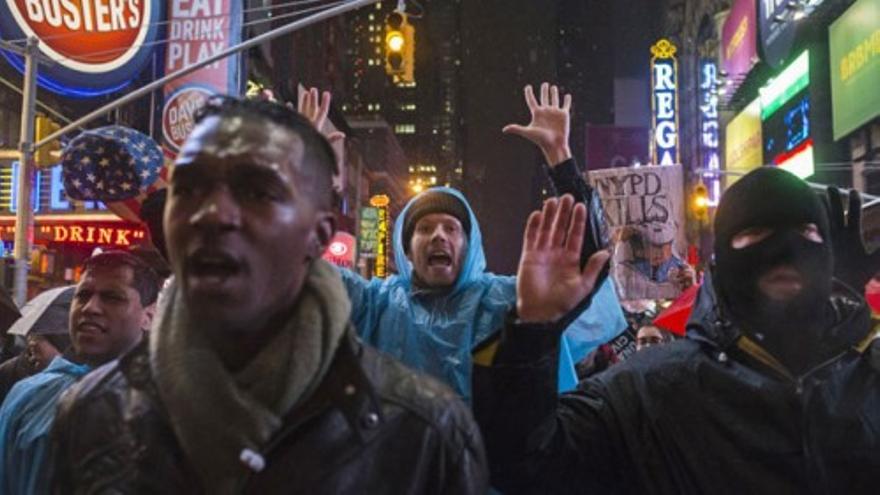 Tercera noche de protestas en Nueva York por la violencia policial