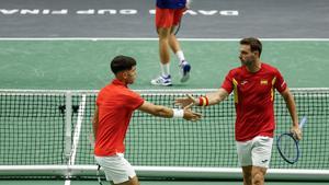 Alcaraz y Granollers celebran un punto en el partido de dobles de la serie ante República Checa