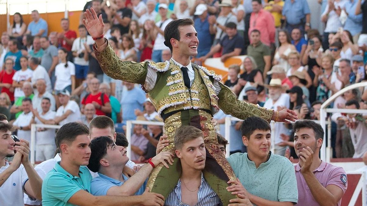Samuel Navalón es llevado en hombros por sus amigos de juventud en Ayora