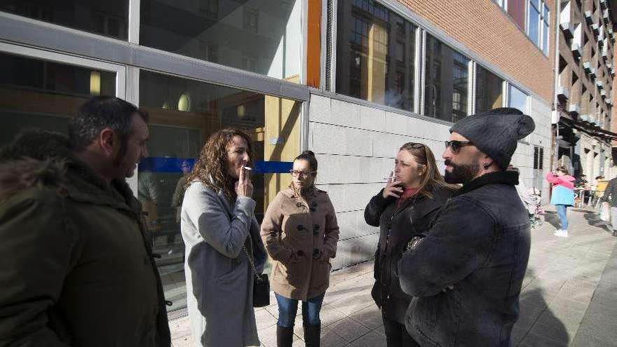 Vecinos residentes en el bloque donde vive la familia denunciada en varias ocasiones.