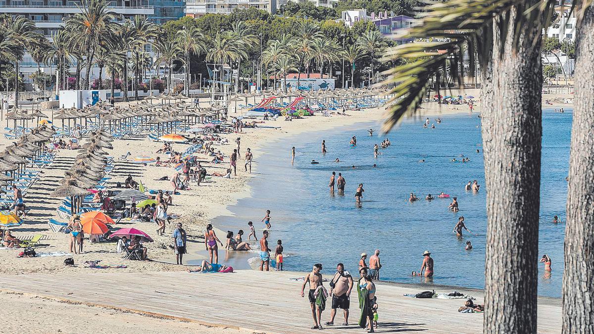 Turistas en la playa de Magaluf en una imagen del pasado mes de junio.