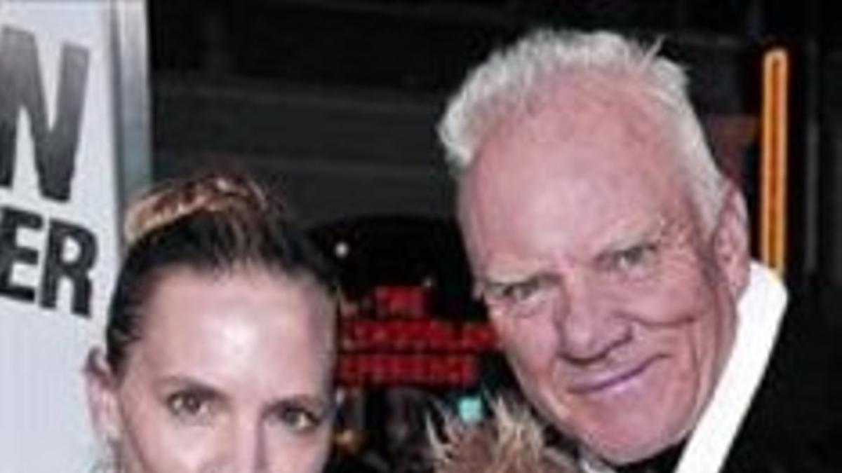 En la foto de la izquierda, Malcolm McDowell junto a su esposa, Kelley, y su hijo menor, Seamus.