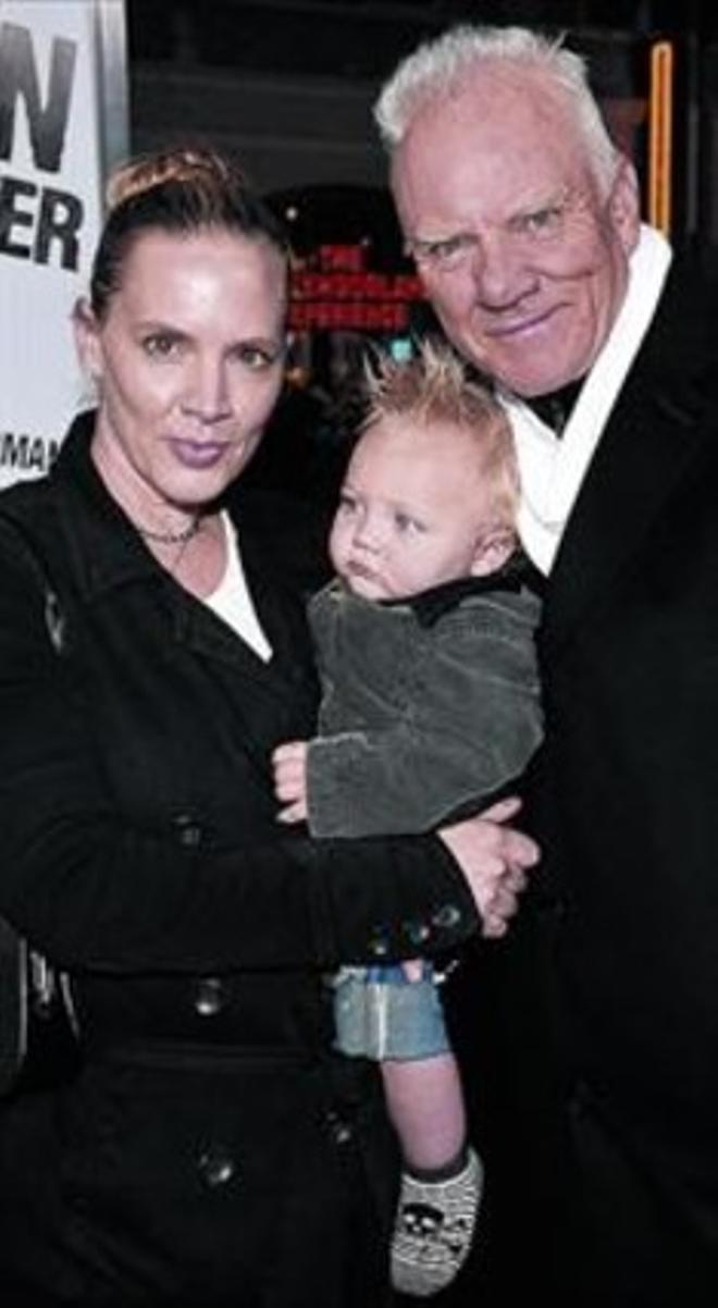 En la foto de la izquierda, Malcolm McDowell junto a su esposa, Kelley, y su hijo menor, Seamus.