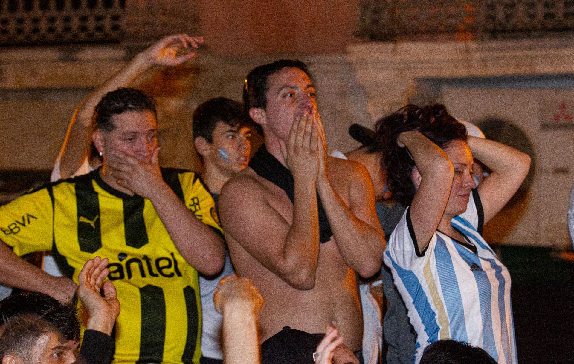 Aficionados argentinos celebran la victoria de su selección en las calles de Alicante