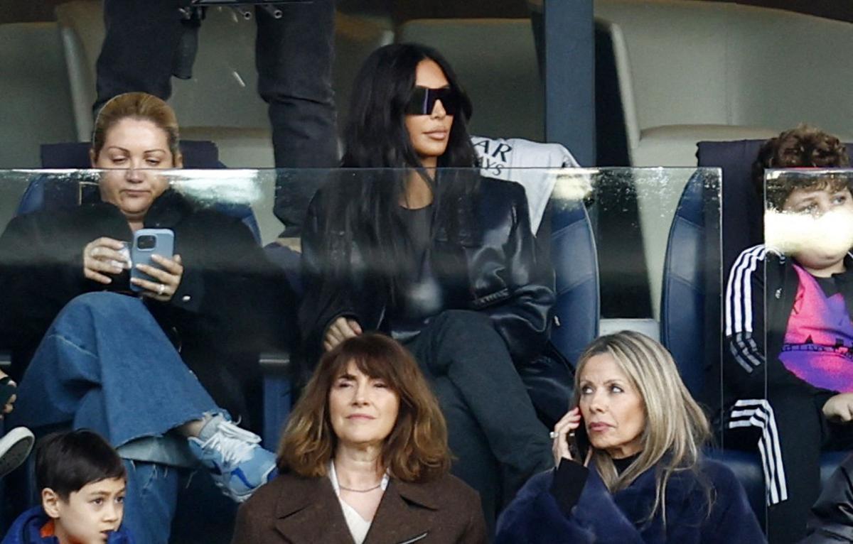 Kim Kardashian asiste al partido de fútbol de la L1 francesa entre el Paris Saint-Germain (PSG) y el Stade Rennais FC en el estadio Parc des Princes de París.