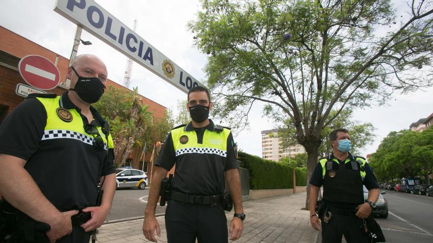 Los dos agentes que realizaron las maniobras de reanimación, a la izquierda, y el oficial que también acudió a la emergencia.