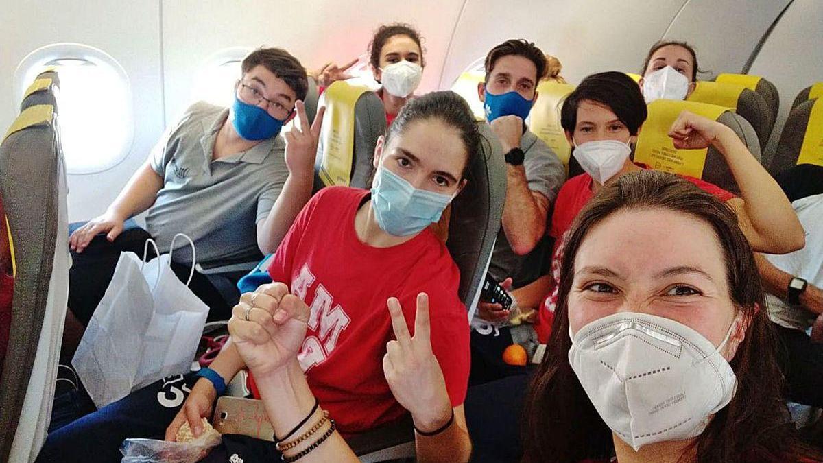 Las jugadoras del Maristas celebran la victoria en el avión de vuelta a A Coruña.