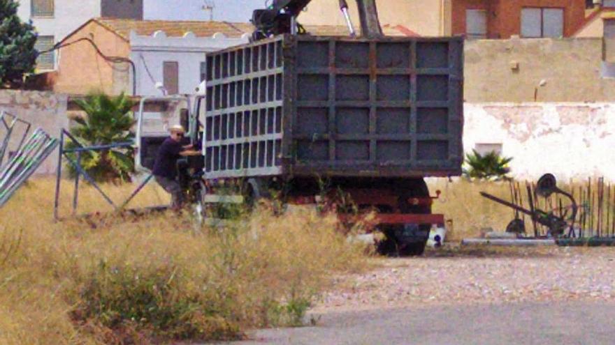 Un camión se lleva parte del material del solar.