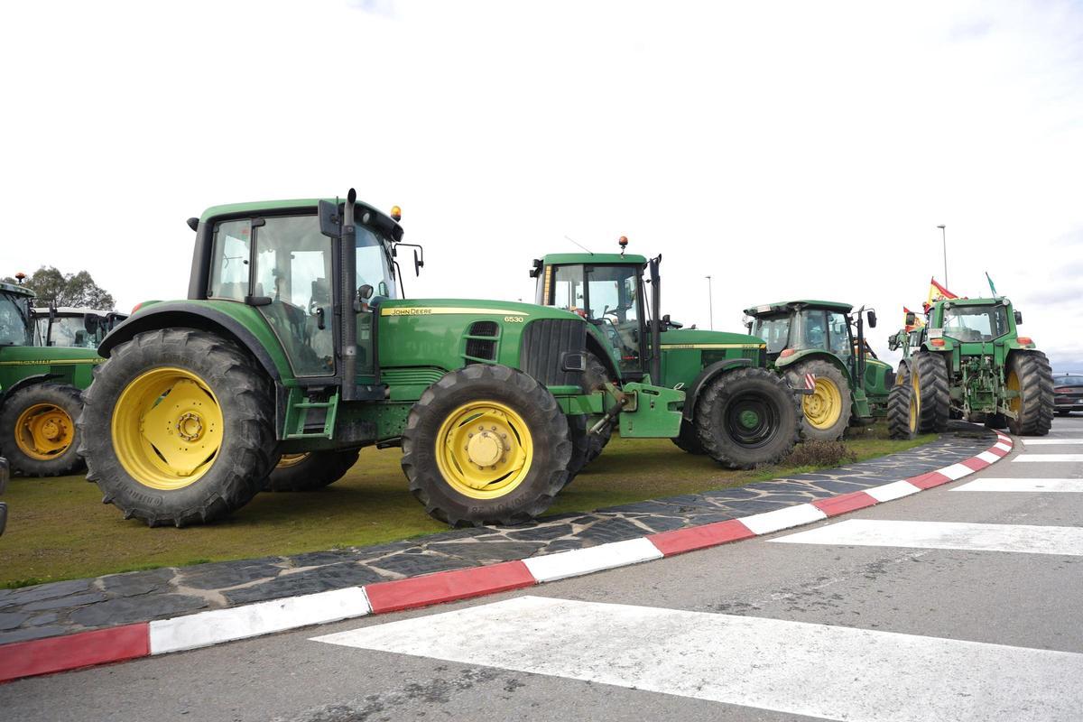 Fotogalería | Los tractores ya ocupan las carreteras extremeñas